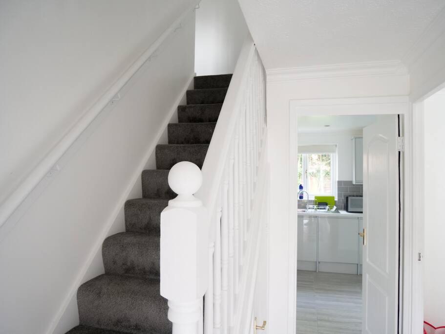 Cosy Four Bed Property With En-Suite Near To Nec Birmingham Airport And The City Esterno foto