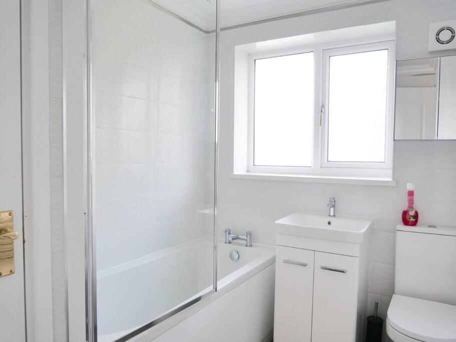 Cosy Four Bed Property With En-Suite Near To Nec Birmingham Airport And The City Esterno foto