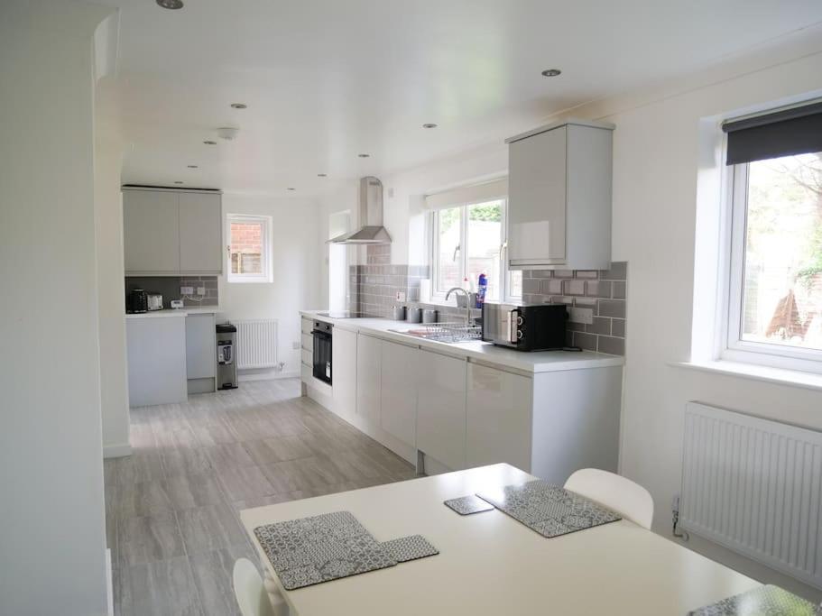 Cosy Four Bed Property With En-Suite Near To Nec Birmingham Airport And The City Esterno foto